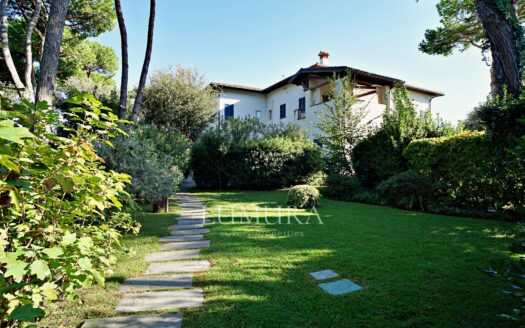 Beachfront 10-Bedroom Villa Near Forte Dei Marmi