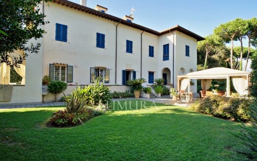 Beachfront 10-Bedroom Villa Near Forte Dei Marmi