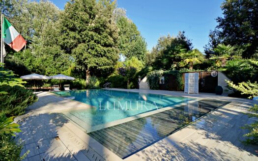 Beachfront 10-Bedroom Villa Near Forte Dei Marmi