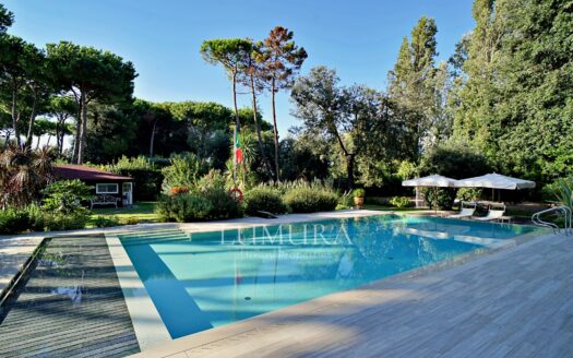 Beachfront 10-Bedroom Villa Near Forte Dei Marmi