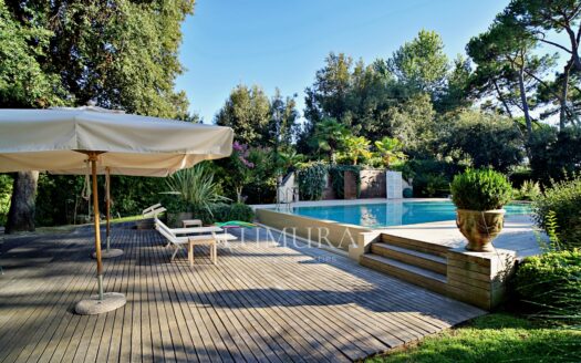 Beachfront 10-Bedroom Villa Near Forte Dei Marmi