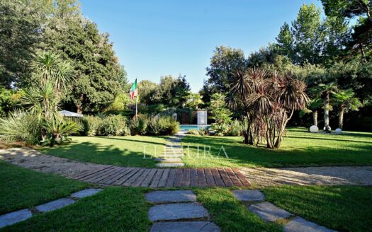 Beachfront 10-Bedroom Villa Near Forte Dei Marmi