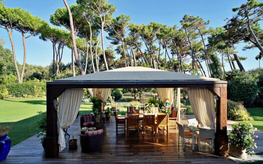 Beachfront 10-Bedroom Villa Near Forte Dei Marmi
