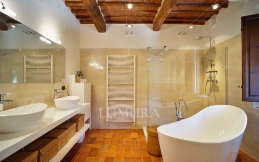 Big portion of lovely 7 bedroom villa