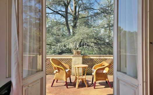 Large and Elegant Villa with Beautiful Park