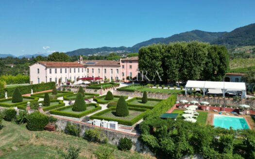 16-Bedroom Villa Close to Lucca
