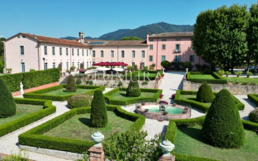 16-Bedroom Villa Close to Lucca