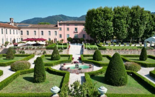 16-Bedroom Villa Close to Lucca