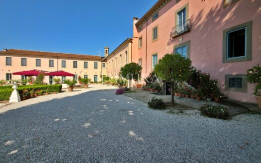 16-Bedroom Villa Close to Lucca