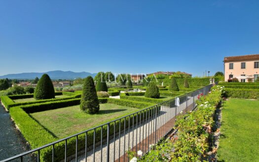 16-Bedroom Villa Close to Lucca