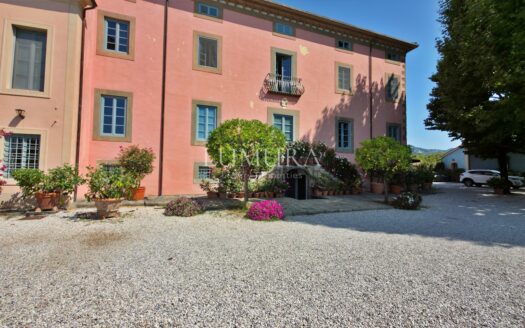 16-Bedroom Villa Close to Lucca