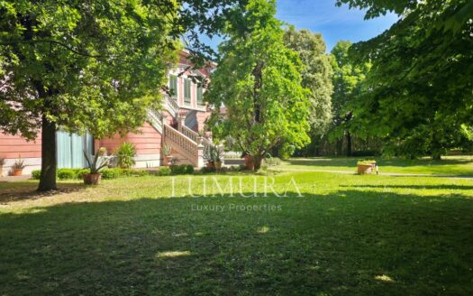 Elegant Villa with enclosed Park near Pisa