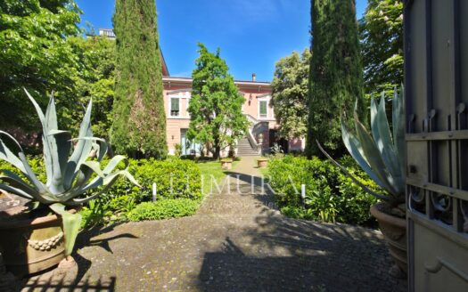 Elegant Villa with enclosed Park near Pisa