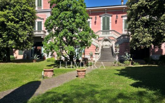 Elegant Villa with enclosed Park near Pisa