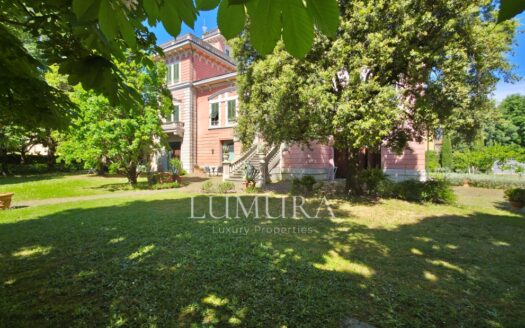 Elegant Villa with enclosed Park near Pisa