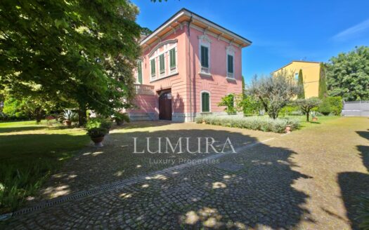 Elegant Villa with enclosed Park near Pisa