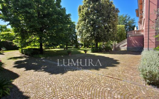 Elegant Villa with enclosed Park near Pisa