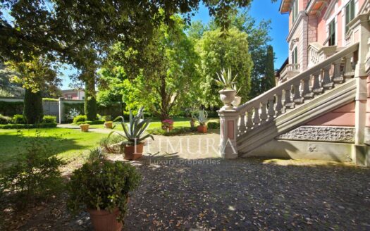 Elegant Villa with enclosed Park near Pisa