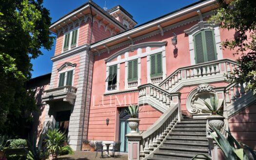 Elegant Villa with enclosed Park near Pisa