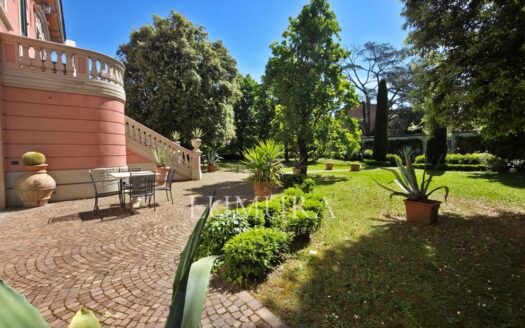 Elegant Villa with enclosed Park near Pisa