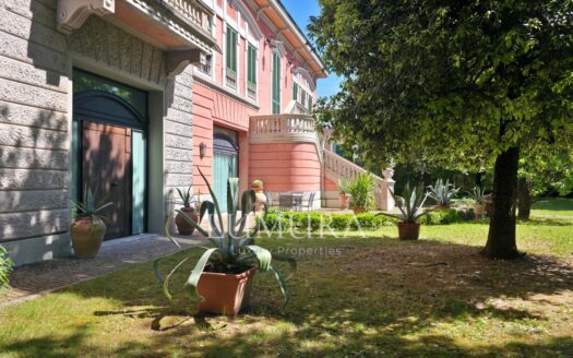 Elegant Villa with enclosed Park near Pisa