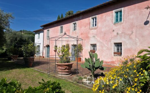 Country House with Pool 20 min from Lucca