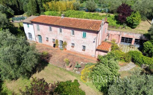 Country House with Pool 20 min from Lucca